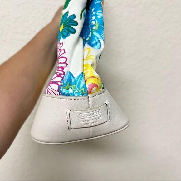 Vintage Coach Hamptons Floral Tote 7746 Printed Canvas and Vachetta 2002 - Picture 5 of 11